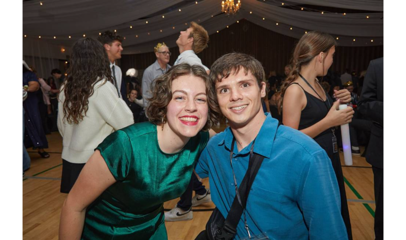 Um jovem e uma jovem posam para uma foto em um Dazzle Prom organizado por mais de 200 voluntários adolescentes no Condado de Orange, Califórnia, no sábado, 25 de abril de 2026 como parte do Global Youth Service Day.
