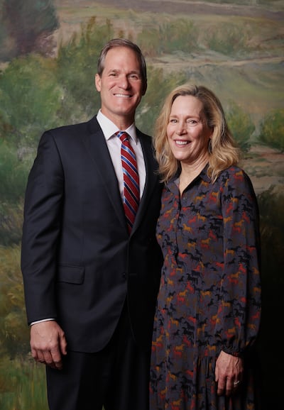 Élder Robert M. Daines, Setenta Autoridade Geral, e sua esposa, a irmã Ruth Daines, posam para fotos no Edifício de Escritórios da Igreja em Salt Lake City na segunda-feira, 3 de abril de 2023.