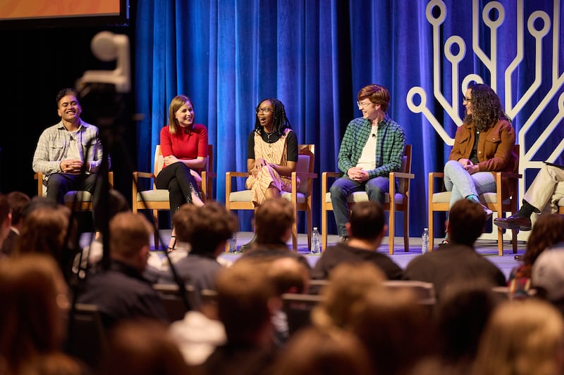 Ayan Giddins, ao centro, participa de um painel de jovens adultos, em uma discussão com Élder Gerrit W. Gong, do Quórum dos Doze Apóstolos, e a irmã Susan Gong, na “festa pós-evento” da RootsTech, na sexta-feira, 3 de março de 2023.