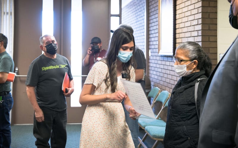 A síster missionária Arianna Mestre ajuda um imigrante a se registrar em um centro de acolhimento no leste de Las Vegas, Nevada, em 27 de abril de 2021.
