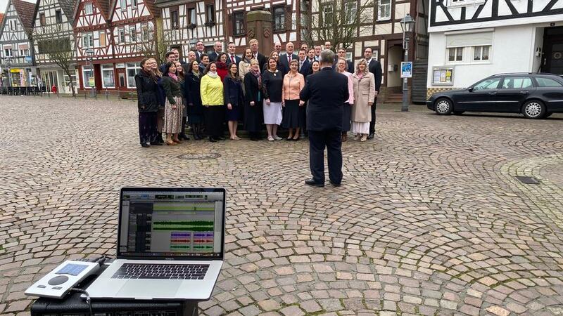 Os santos dos últimos dias em Frankfurt, na Alemanha, cantaram com uma faixa de áudio do Coro do Tabernáculo na Praça do Templo, pré-gravado no início de 2020. O coro foi gravado em um cenário pitoresco da histórica praça do mercado Windecken-Nidderau, no centro da cidade, para o número musical de encerramento da Conferência Geral de Abril de 2020. As apresentações do coro foram gravadas e posteriormente editadas em uma compilação de vídeo que foi transmitida para milhões de pessoas do mundo to…