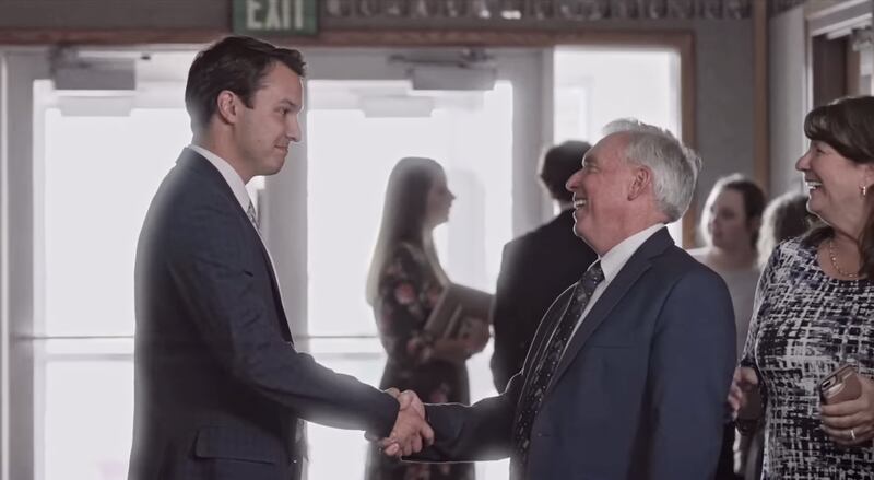 No vídeo “Estás mesmo aí?”, da série de Mensagens Inspiradoras, um homem encontra a resposta para suas orações.