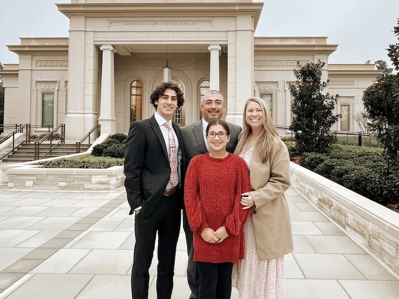 A família Mendez está do lado de fora do Templo de Tallahassee, Flórida, após uma visita em dezembro de 2024.