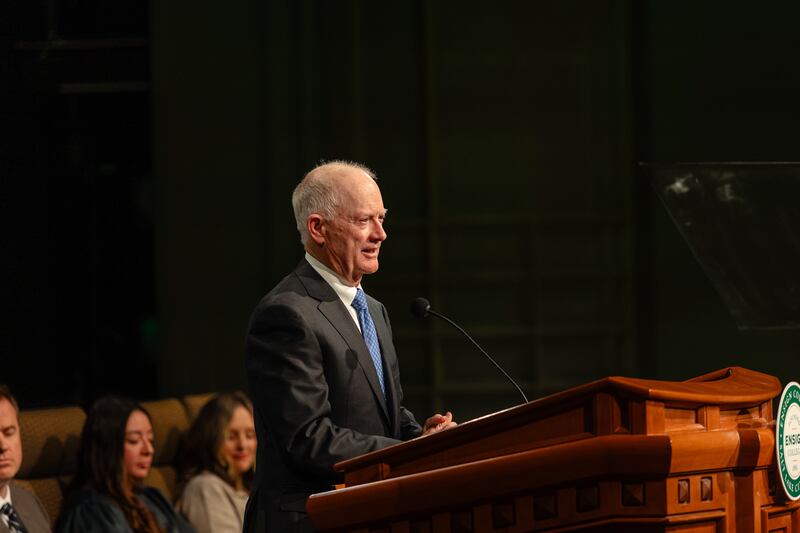 Elder Kim B. Clark, uma autoridade geral emérita e ex-comissário de educação da Igreja, fala aos alunos do Ensign College no Conference Center Theater em 28 de outubro de 2025.