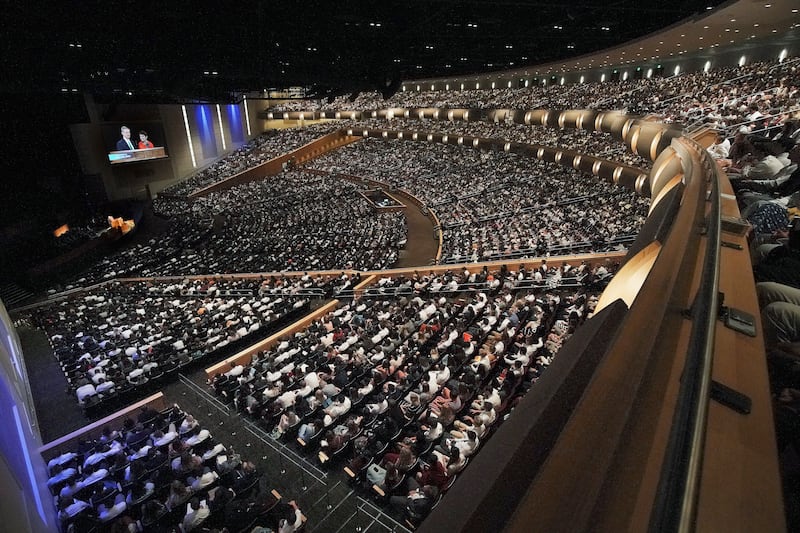 O élder David A. Bednar, do Quórum dos Doze Apóstolos e a esposa, irmã Susan Bednar, discursa para alunos da BYU-Idaho num devocional realizado no Centro BYU-Idaho em Rexburg, Idaho, no domingo, 22 de setembro