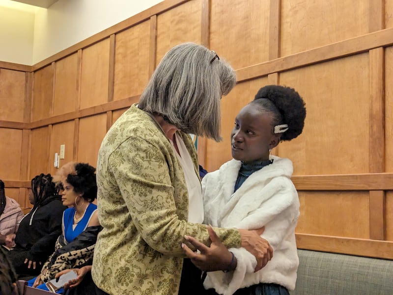 Fausta Misago, à direita, do Ramo Twin Falls 20 (suaíli), conhece a irmã J. Anette Dennis, primeira conselheira na presidência geral da Sociedade de Socorro, após participar da conferência geral em Salt Lake City no domingo, 1º de outubro de 2023.