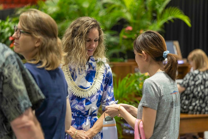O presidente de BYU–Hawaii John S.K. Kauwe III e sua esposa, Irmã Monica Kauwe, cumprimentam estudantes e professores após o devocional realizado no Cannon Activities Center em Laie, Havaí, terça-feira, 8 de setembro de 2026.
