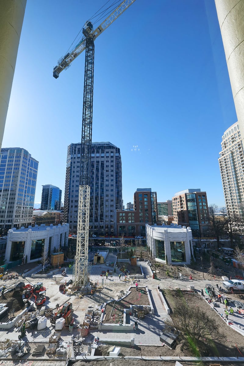 Os projetos finais de construção que requerem o uso do guindaste da torre sul são concluídos antes de sua desmontagem no local de renovação do Templo de Salt Lake na quarta-feira, 11 de março de 2026, em Salt Lake City.