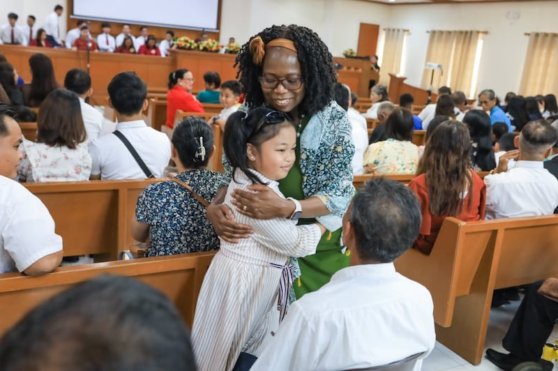 Presidenta Rosemary K. Chibota abraça uma criança em Tacloban City, Filipinas, 19 de setembro de 2026.