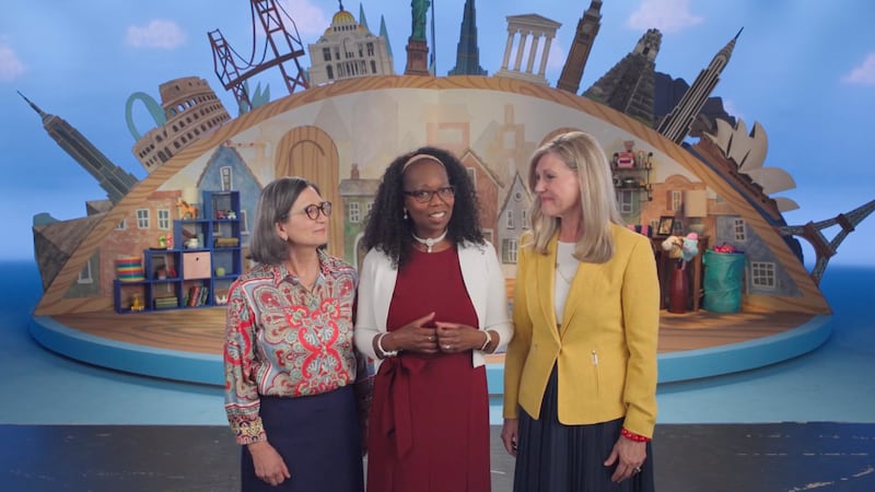 Presidente Rosemary K. Chibota, Irmã Nina M. Garfield e Irmã Theresa A. Collins falam juntas durante o Friend to Friend de setembro de 2026.