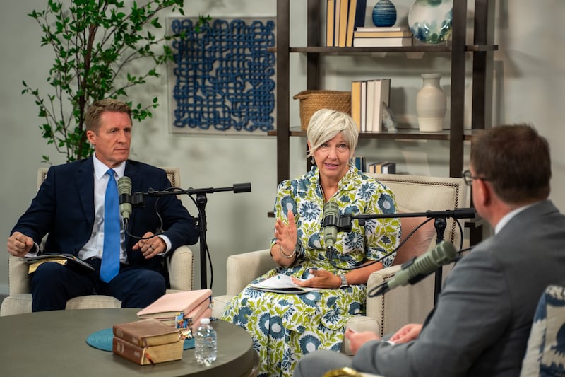 À esquerda, o Presidente Geral dos Rapazes Timothy L. Farnes e a Presidente Geral das Moças Emily Belle Freeman falam durante uma gravação do podcast Church News lançado segunda-feira, 31 de agosto de 2026