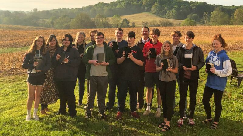Estudantes do Seminário, que se reuniam na sede da Estaca Cape Girardeau Missouri, recebem novos conjuntos de escrituras de presente, com seus nomes gravados. As escrituras do Seminário sofreram danos causados pela fumaça em um incêndio no prédio da Igreja em abril de 2021.