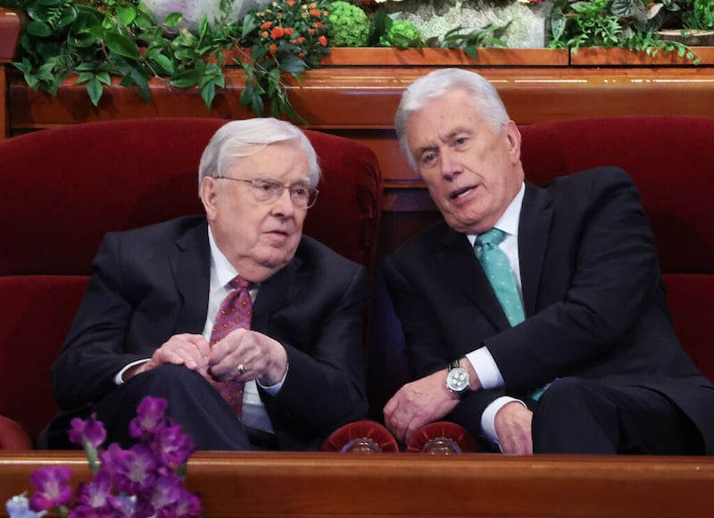 Presidente M. Russell Ballard e Élder Dieter F. Uchtdorf conversam antes da 193ª Conferência Geral Semianual de A Igreja de Jesus Cristo dos Santos dos Últimos Dias no Centro de Conferências em Salt Lake City, no domingo, 1º de outubro de 2023.