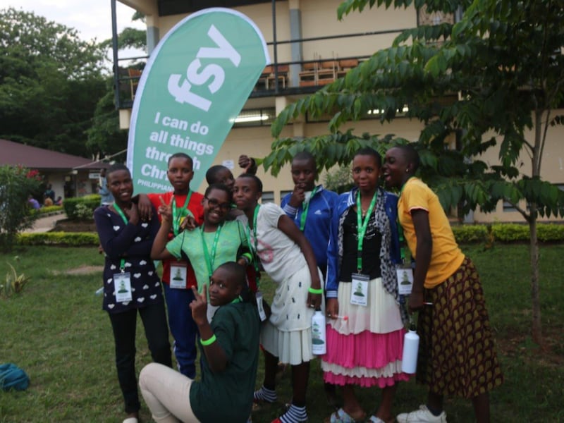 Jovens na conferência FSY em Korogwe, Tanzânia, realizada de 26 a 30 de junho de 2023.