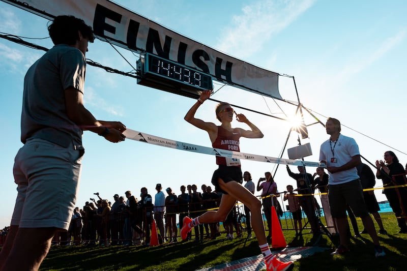Daniel Simmons, da American Fork High School, cruza a linha de chegada, conquistando o primeiro lugar no campeonato estadual de cross-country 6A, no Complexo Atlético Regional em Salt Lake City, na terça-feira, 24 de outubro de 2023. Simmons foi nomeado o Atleta do Ano do Gatorade National Boys Cross Country pelo segundo ano consecutivo, em 29 de janeiro de 2024.