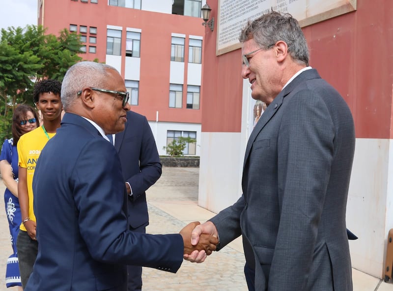 Élder Marcos A. Aidukaitis aperta a mão do Presidente de Cabo Verde José Maria Neves antes da cerimônia de abertura da conferência deste ano For the Strength of Youth em Praia, Cabo Verde, 17 de agosto de 2026.