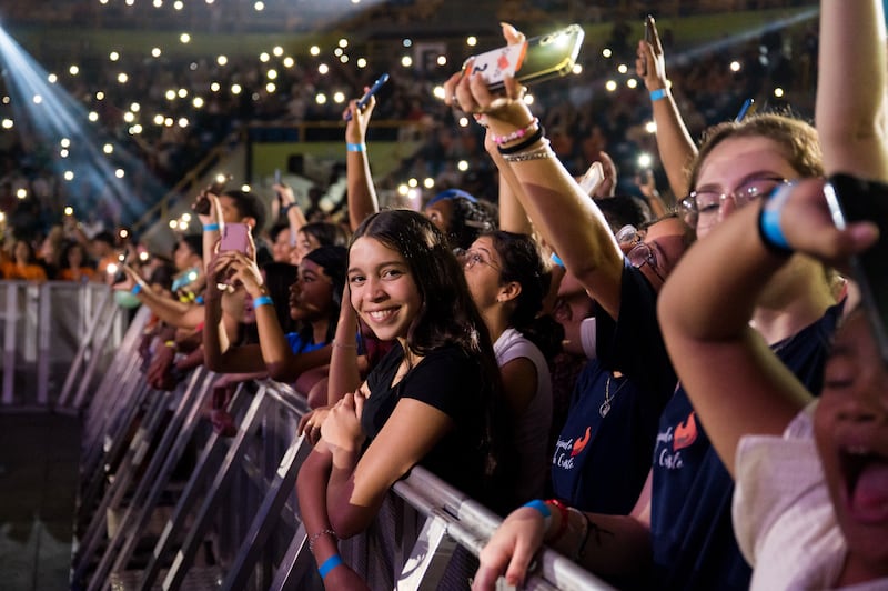 Jovens frequentam o Festival de 2025 em português: Um Concerto da Juventude em São Paulo, Brasil, em 19 de abril de 2025.