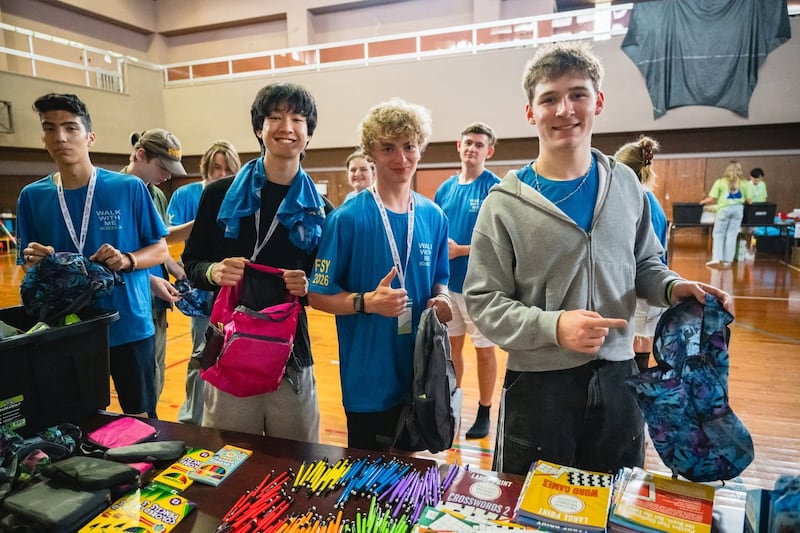 Homens jovens e mulheres jovens montam kits de higiene para famílias necessitadas como parte de uma conferência For the Strength of Youth para jovens de língua inglesa em Okinawa, Japão, em junho de 2026.