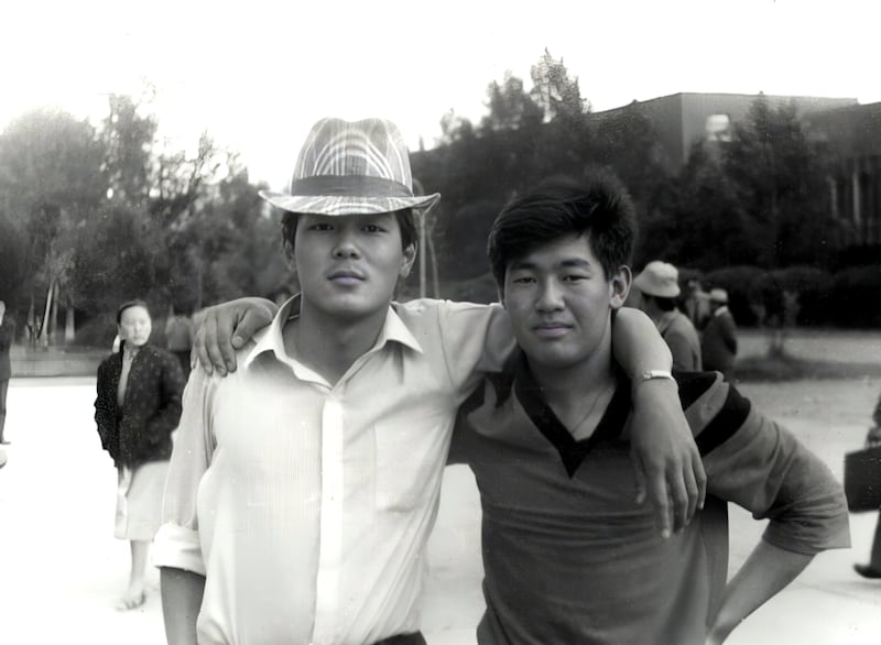 Odgerel Ochirjav, à esquerda, posa para uma foto com seu amigo, Bold Bor, à direita, após fazer um exame no Instituto Politécnico da Mongólia em Ulaanbaatar, Mongólia.