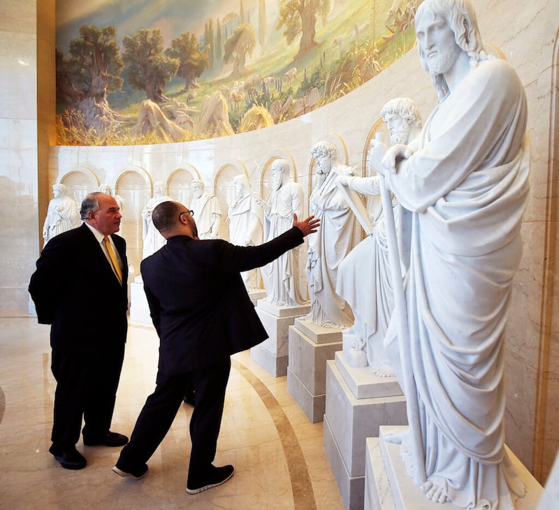 Élder Ronald A. Rasband, à esquerda, do Quórum dos Doze Apóstolos de A Igreja de Jesus Cristo dos Santos dos Últimos Dias, fala com o Pastor Chris Zacharias, da Igreja John Wesley A.M.E. Zion, ao fazerem um tour pelo Centro de Visitantes do Templo de Roma Itália na terça-feira, 15 de janeiro de 2019.