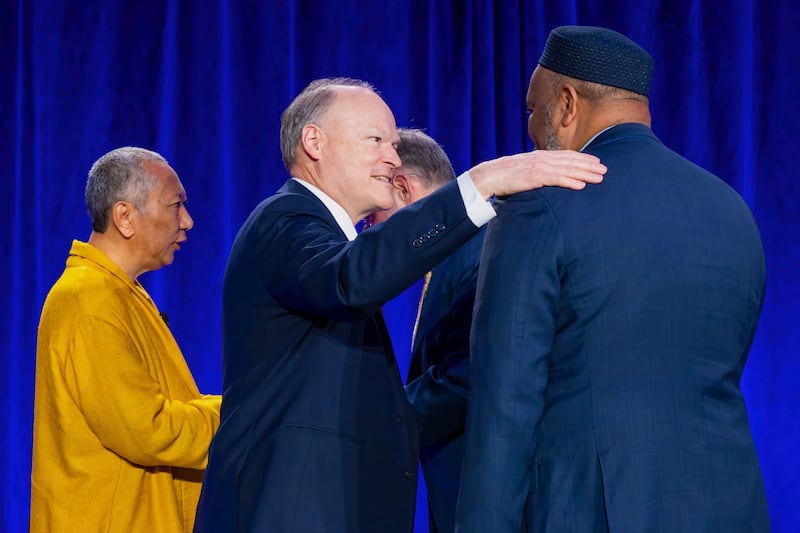 Elder Marcus B. Nash da Presidência dos Setenta encontra-se com os painelistas do Global Faith Forum em Washington, D.C., na terça-feira, 3 de fevereiro de 2026.