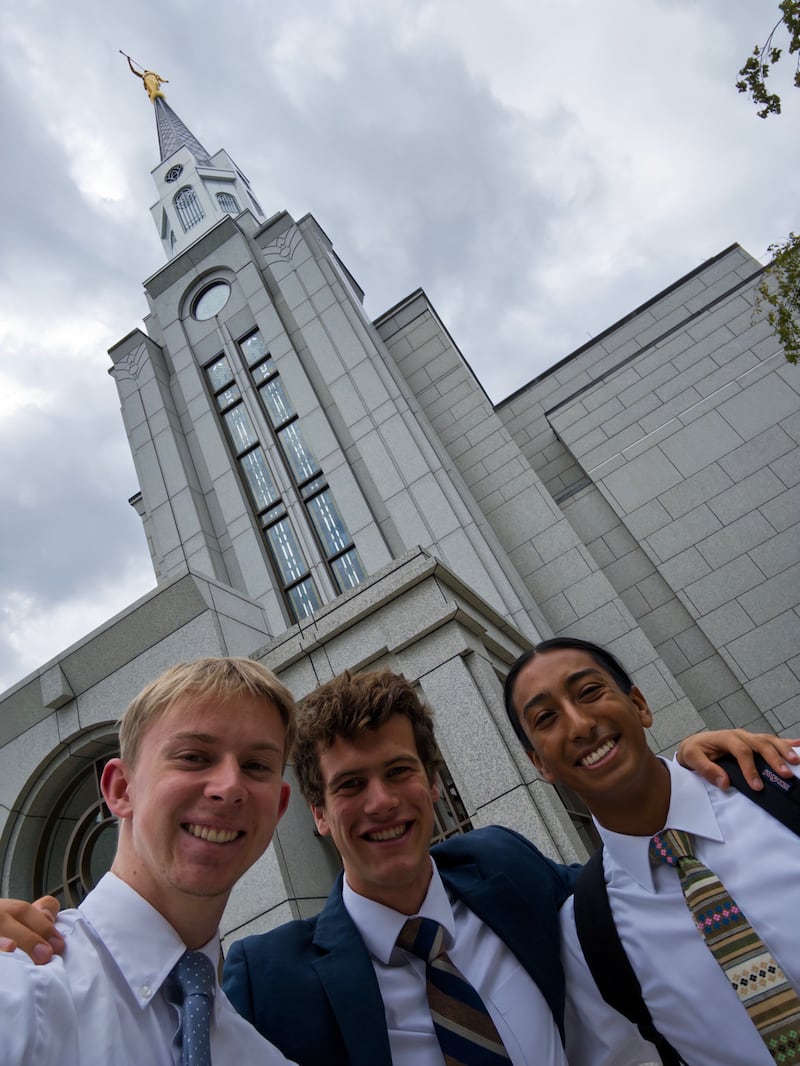 Três estudantes do MIT e jovens adultos solteiros tiram uma foto no Templo de Boston Massachusetts em 13 de setembro de 2025.