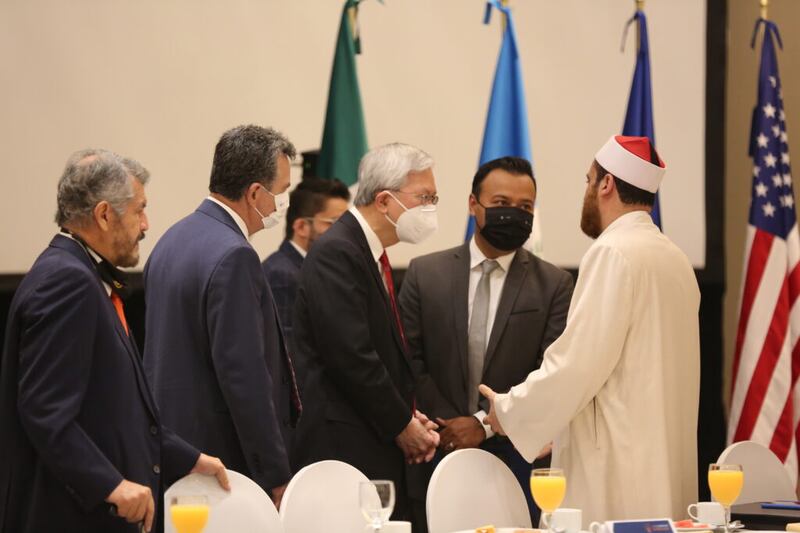 Élder Gerrit W. Gong, do Quórum dos Doze Apóstolos, cumprimenta outros representantes religiosos reunidos no Fórum Interamericano para Colaboração e Diálogo Inter-religiosos, na Cidade do México, México, em 28 de abril de 2022.