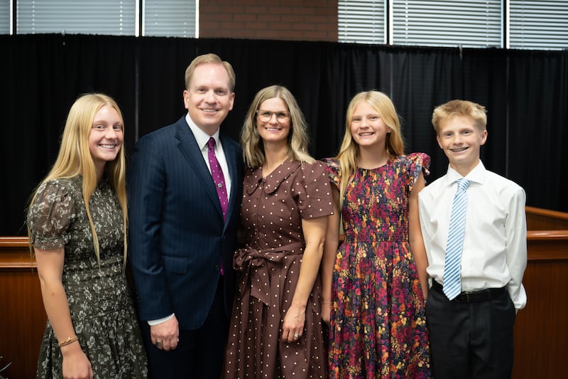 O editor do Deseret News Burke Olsen, segundo a partir da esquerda, posa para uma foto com sua família após falar no o devocional da Ensign College em Salt Lake City, 8 de setembro de 2026.