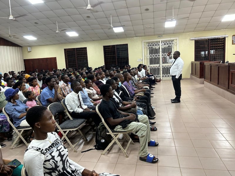 Poda Diornité, o diretor regional francês do Seminários e Instituto para a Área da África Oeste, dirige-se aos jovens adultos solteiros durante o devocional realizado em Lomé, Togo, em 29 de setembro de 2025.
