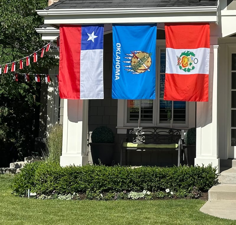 Três bandeiras pendem do corrimão da casa da família Farrell, simbolizando as três missões que cada membro da família servirá ou está servindo atualmente, 9 de junho de 2025, em Millcreek, Utah.