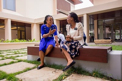 Duas sísteres missionárias conversam no pátio do Centro de Treinamento Missionário de Gana em 2017.