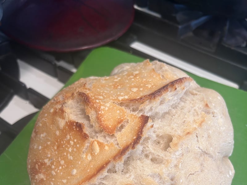 Um pão de fermento descansa no balcão após assar em 16 de maio de 2026.