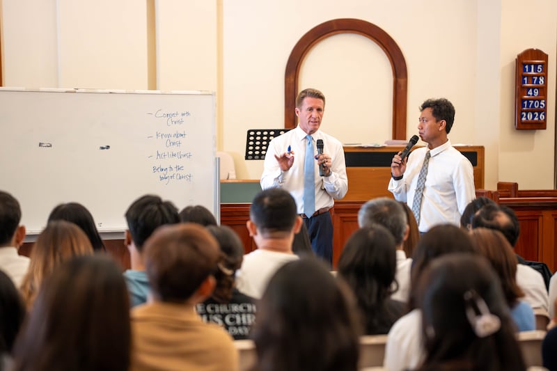 O Presidente Geral dos Rapazes, Timothy L. Farnes, dá instruções aos jovens e líderes no Camboja durante uma designação ministerial de 22 a 25 de maio de 2026.