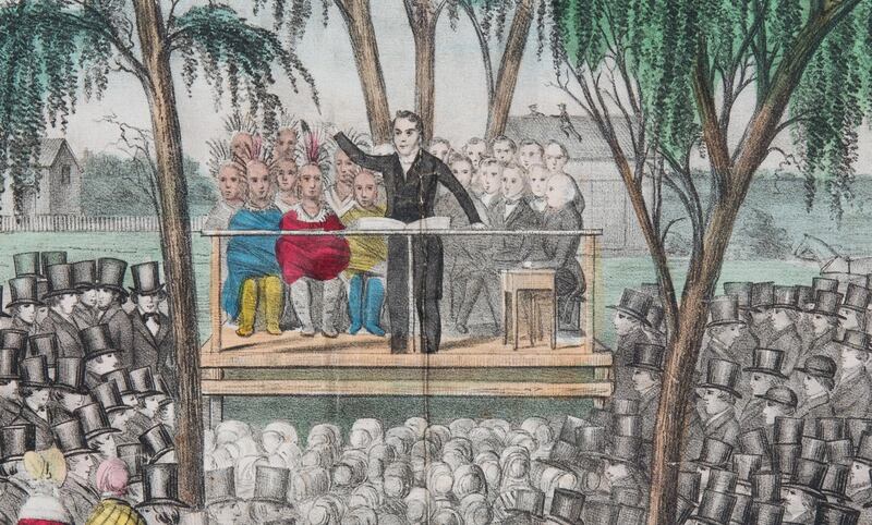 Uma representação do Profeta Joseph Smith apresentando o discurso King Follett. Os ensinamentos deste discurso e outros eventos da vida do Profeta podem ser encontrados em “Documentos, Volume 14” e “Documentos, Volume 15”, os dois últimos volumes do projeto Documentos de Joseph Smith.