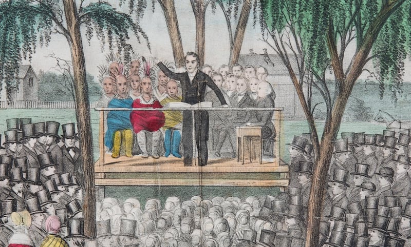 Uma representação do Profeta Joseph Smith apresentando o discurso King Follett. Os ensinamentos deste discurso e outros eventos da vida do Profeta podem ser encontrados em “Documentos, Volume 14” e “Documentos, Volume 15”, os dois últimos volumes do projeto Documentos de Joseph Smith.