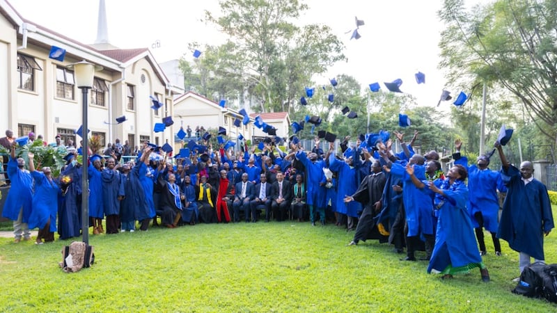 Graduandos jogam seus capelos para o alto em comemoração após a Cerimônia de Conclusão da BYU Pathway em Nairóbi, Quênia. 25 de abril de 2026.