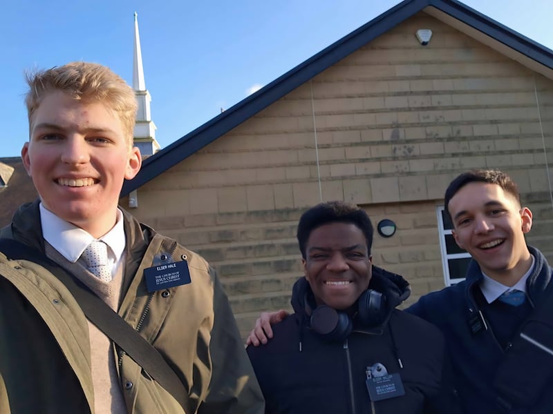 Elder Daniel Miller posa para uma foto com os missionários de ensino Elder Hale e Elder Aubin de Huddersfield, Inglaterra, em 2025.