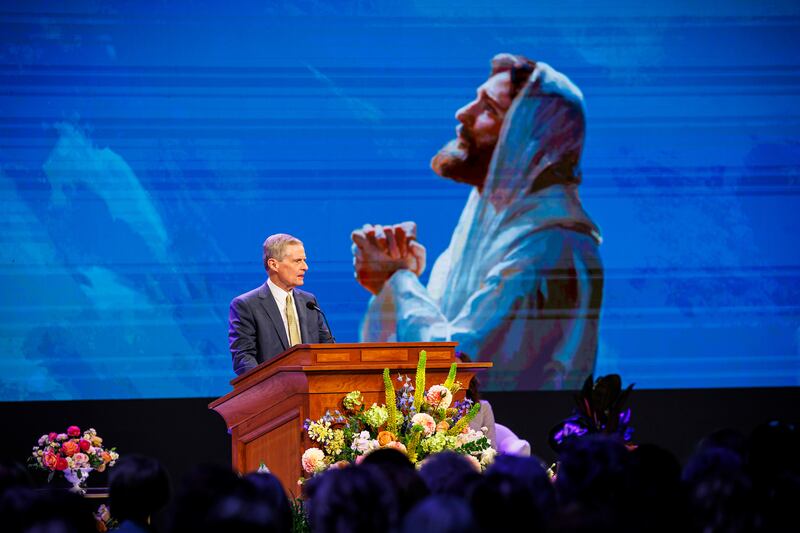 Élder David A. Bednar do Quórum dos Doze Apóstolos fala no Marriott Center em Provo, Utah, para a Conferência das Mulheres da BYU em 1º de maio de 2026.