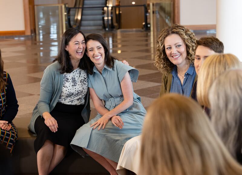 Sister Kristin M. Yee abraça a irmã Hannah Miller no Centro de Conferências em Salt Lake City na sexta-feira, 5 de dezembro de 2025.