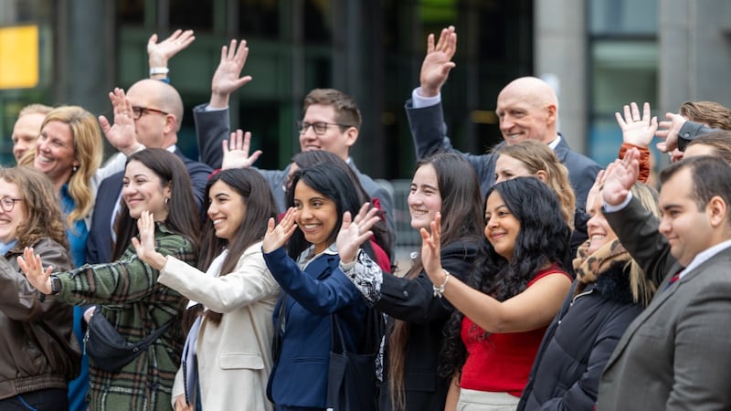 Participantes da Conferência Nexus de Bruxelas reunidos em frente ao prédio do Parlamento Europeu em Bruxelas, Bélgica, antes de sua visita em 13 de maio de 2026.