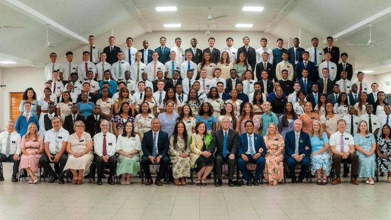 Elder Gerrit W. Gong e Sister Susan Gong tiram uma foto com missionários em Antananarivo, Madagascar, 23 de maio de 2026.