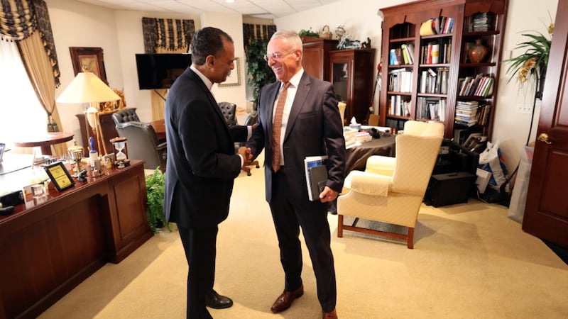 Élder Ulisses Soares do Quórum dos Doze Apóstolos, à direita, reúne-se com Rev. A. R. Bernard, fundador e CEO do Christian Cultural Center, no escritório de Bernard em Brooklyn, Nova York, na sexta-feira, 21 de agosto de 2026.