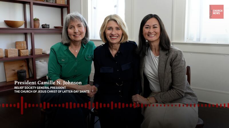 A presidente geral da Sociedade de Socorro, Camille N. Johnson, e a irmã Kristin M. Yee, segunda conselheira, participam do podcast do Church News na terça-feira, 25 de fevereiro de 2025.