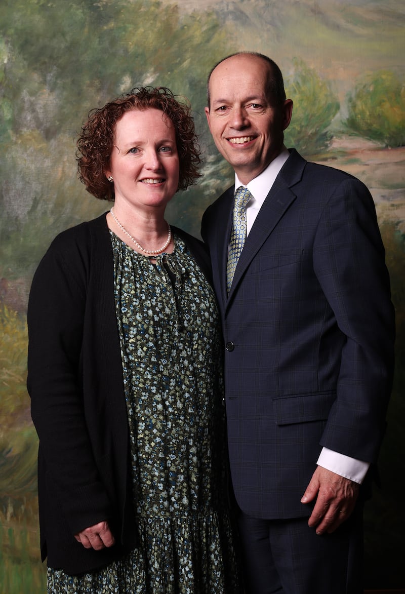 Élder Christophe G. Giraud-Carrier, Setenta Autoridade Geral, e sua esposa, a irmã Isabelle Giraud-Carrier, posam para fotos no Edifício de Escritórios da Igreja em Salt Lake City na segunda-feira, 3 de abril de 2023.