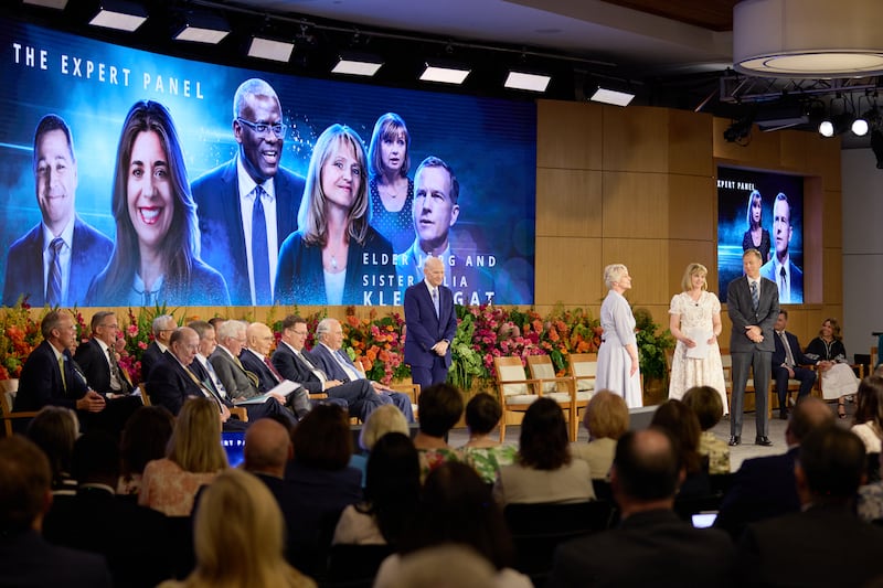 Elder Dale G. Renlund, em pé à esquerda, observa uma dramatização no Seminário para Novos Líderes de Missão de 2026.