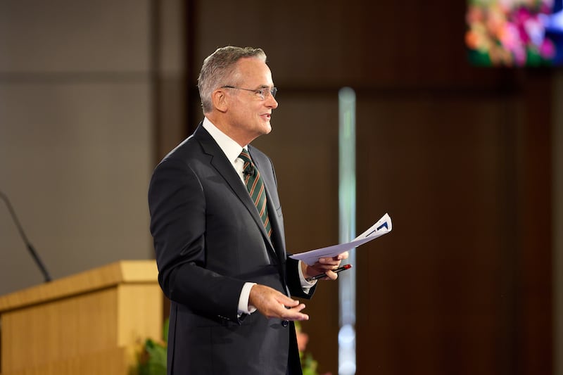 Elder Patrick Kearon, do Quórum dos Doze Apóstolos, discursa no Seminário para Novos Presidentes de Missão de 2026 no Centro de Treinamento Missionário de Provo, em Provo, Utah, no sábado, 20 de junho de 2026.