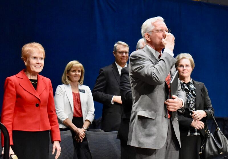 Élder D. Todd Christofferson, do Quórum dos Doze Apóstolos, manda um beijo para a congregação de missionários após um devocional no dia de Natal no Centro de Treinamento Missionário de Provo, no dia 25 de dezembro, 2019, em Provo, Utah.