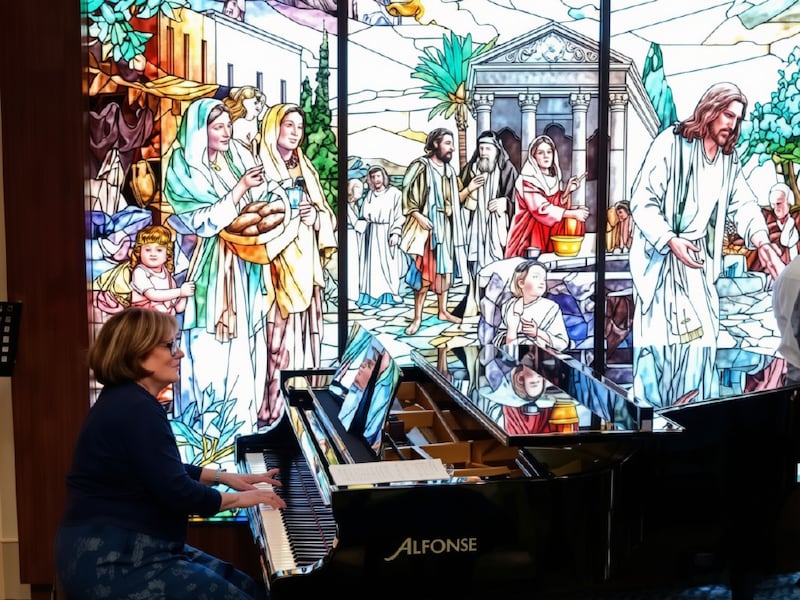 Shawna Edwards — compositora de "O Milagre", um novo acréscimo a Hinos para o Lar e a Igreja — toca piano no Centro de Visitantes do Templo de Roma em Roma, Itália, em abril de 2026.