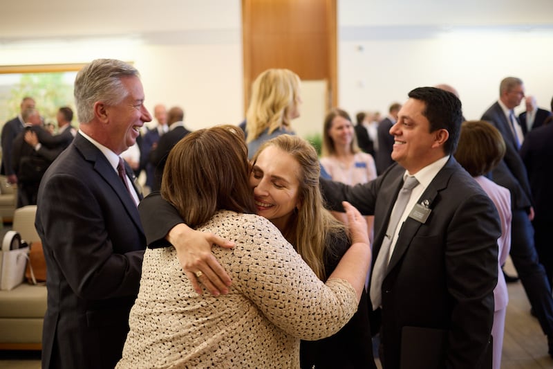 Líderes de missão se cumprimentam durante o Seminário para Novos Líderes de Missão de 2023, realizado no Centro de Treinamento Missionário de Provo, de 22 a 25 de junho.