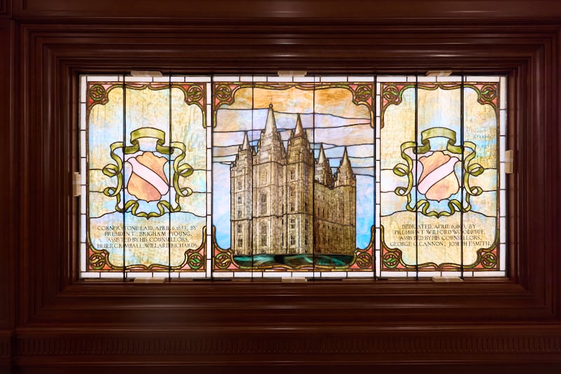 Vidro artístico detalhado na extremidade sul de um corredor do Templo de Salt Lake em Salt Lake City na terça-feira, 21 de abril de 2026, apresenta marcos históricos significativos.